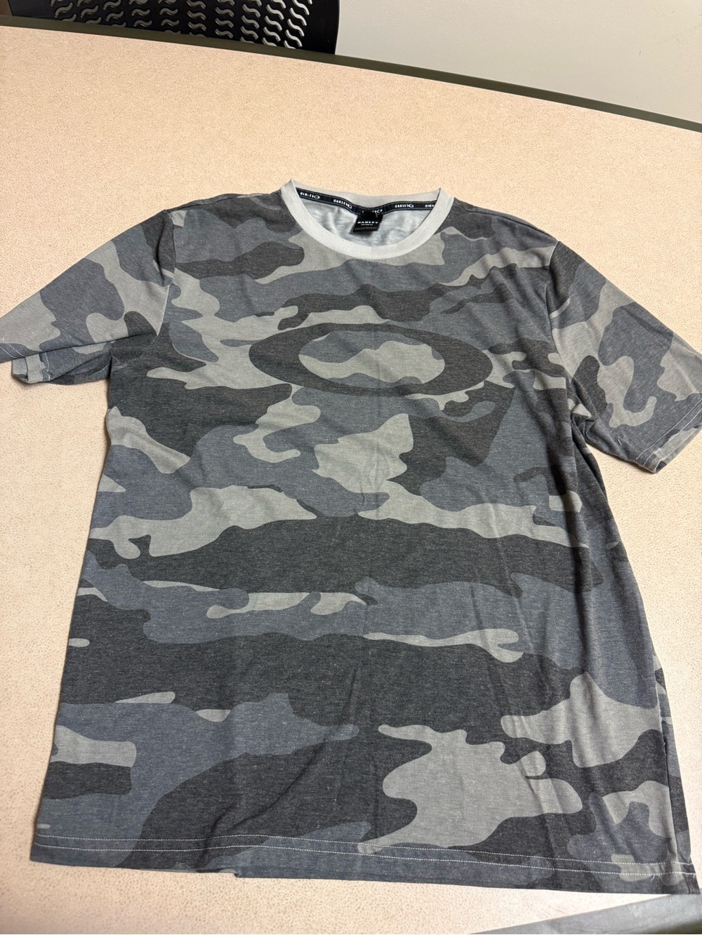 Vintage Oakley Men's Gray Camouflage Short Sleeve Tee